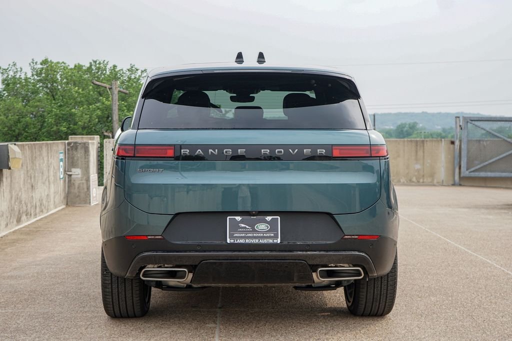 New 2026 Giola Green Metallic Land Rover SE image 6
