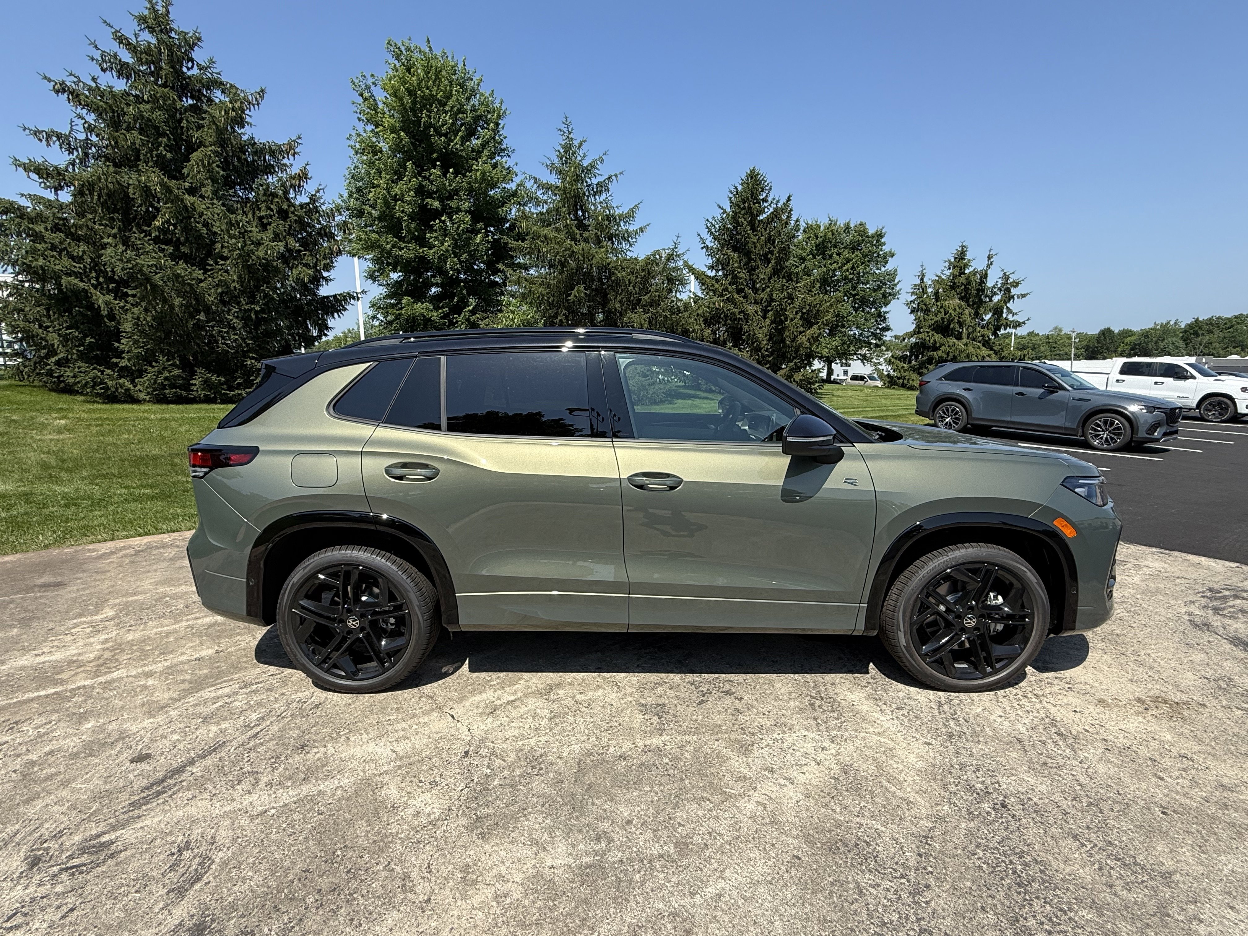 New 2026 Avocado Green W/Deep Black Roof Volkswagen SE R-Line Black image 13