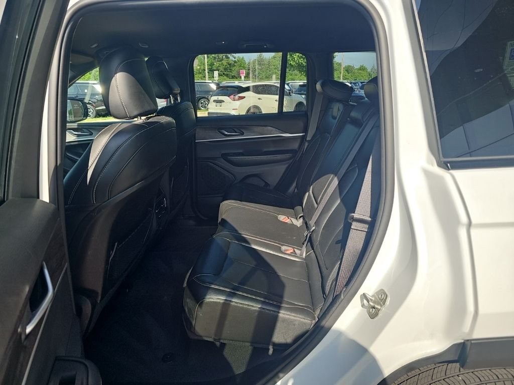 Used 2024 White/off-white Jeep Limited image 27