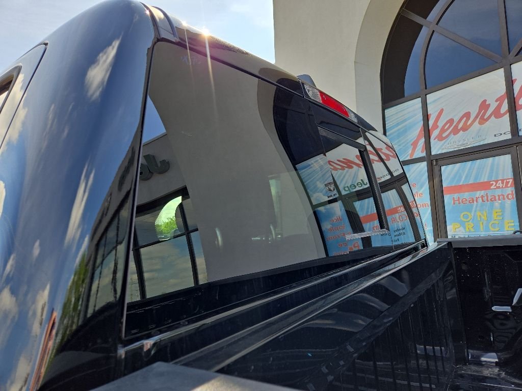 New 2026 Diamond Black Crystal Pearl-Coat Exterior Paint RAM Tradesman image 20