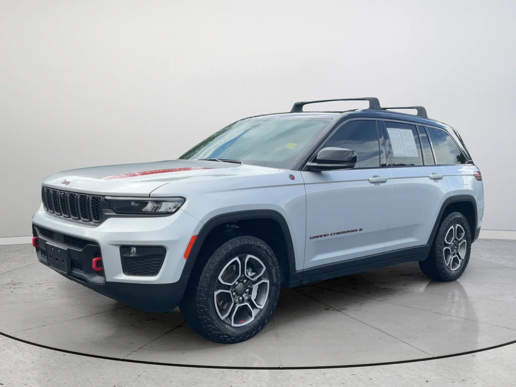 Used 2022 Silver Jeep Trailhawk image 5