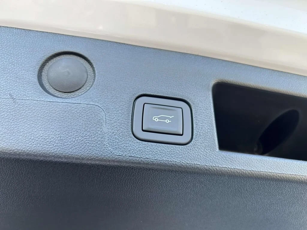 New 2027 Summit White GMC Elevation image 12