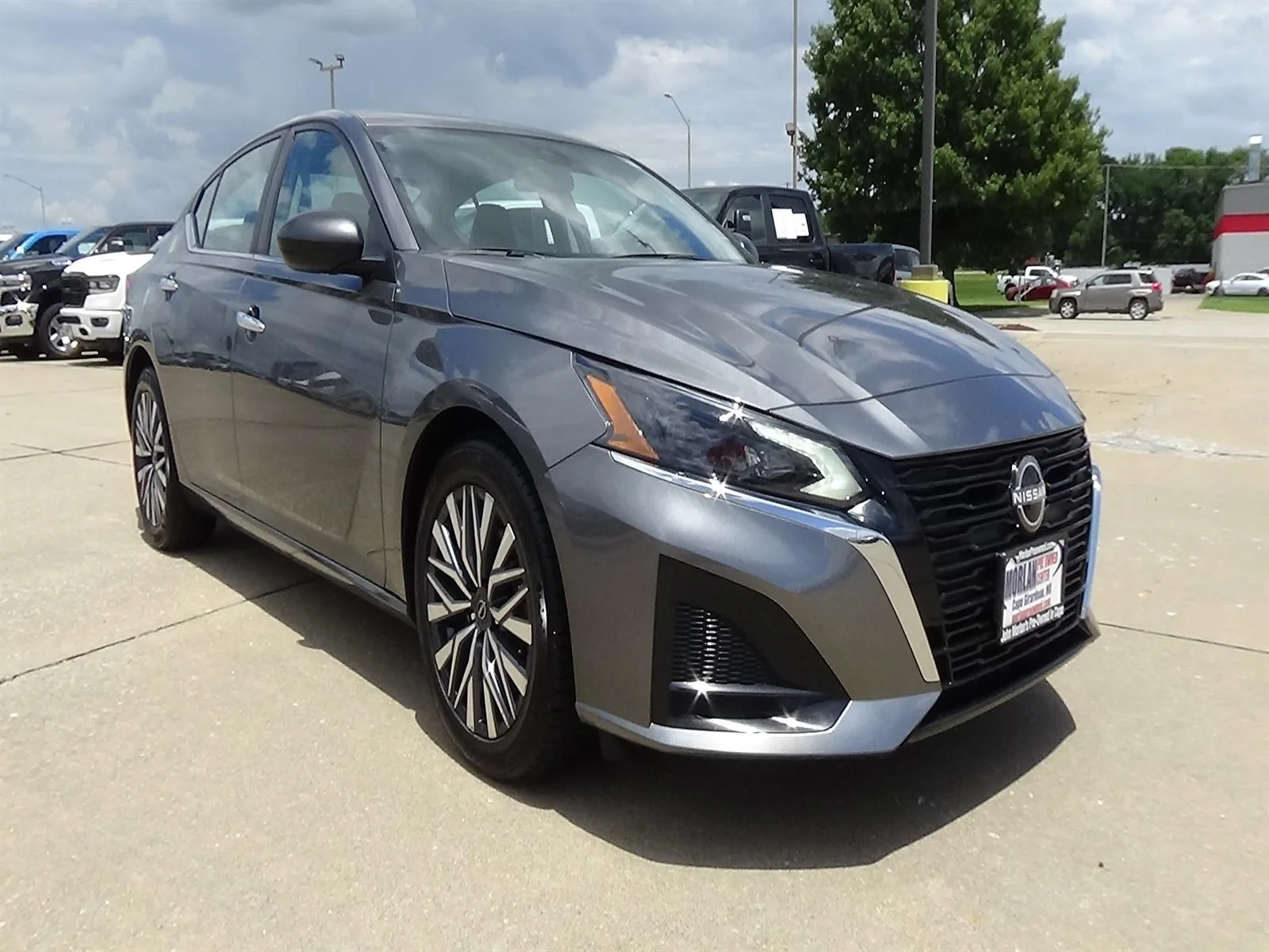 Used 2025 Gun Metallic (kad) Nissan 2.5 SV image 4