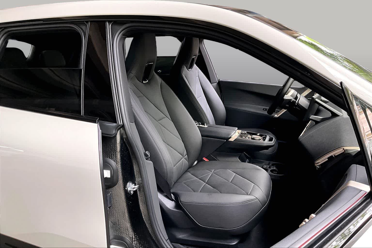 Used 2024 Alpine White BMW xDrive50 image 8