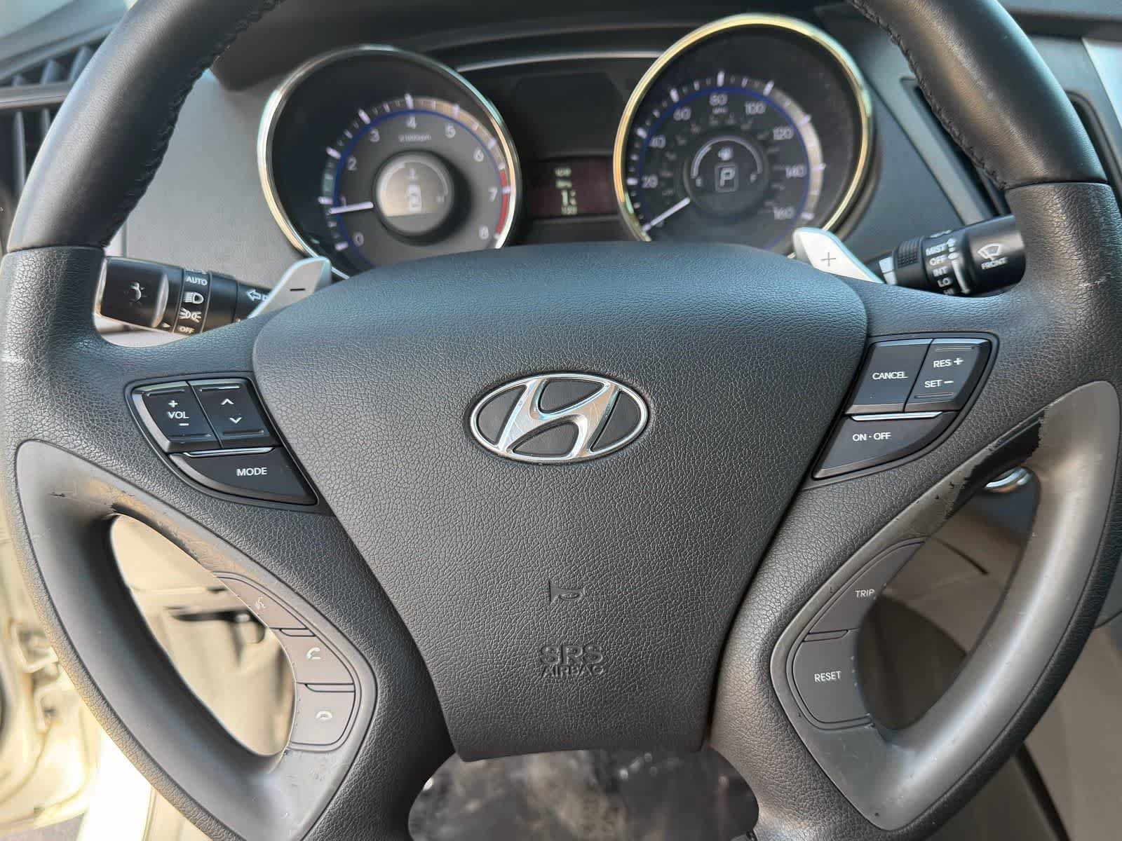 Used 2011 Radiant Silver Metallic Hyundai SE image 31