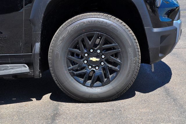 New 2025 Black Chevrolet LT - Extended Range image 5