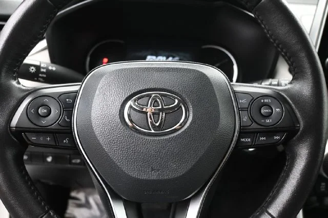 Used 2025 White Toyota XLE image 17
