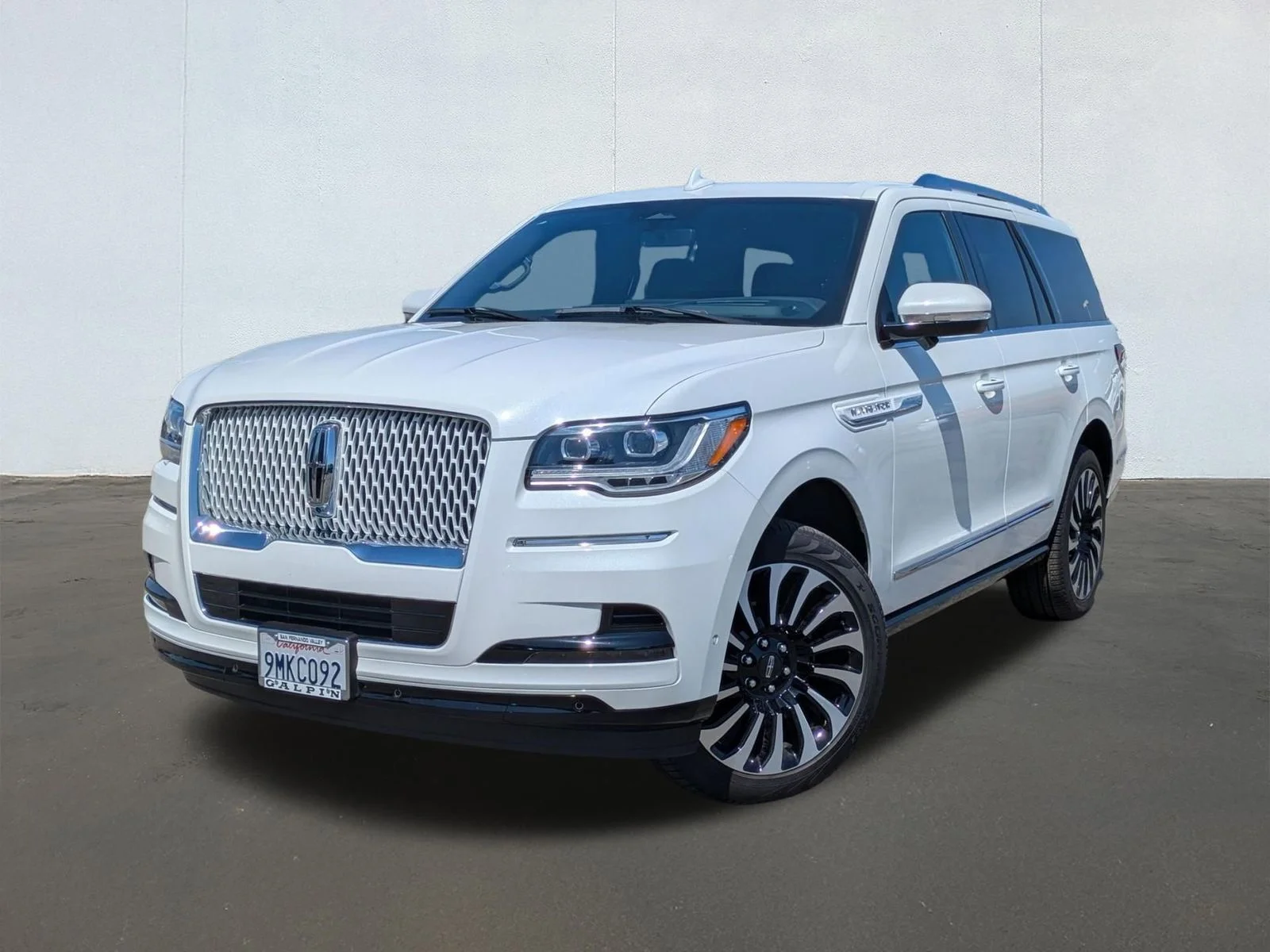 Used 2024 White Lincoln Reserve image 1