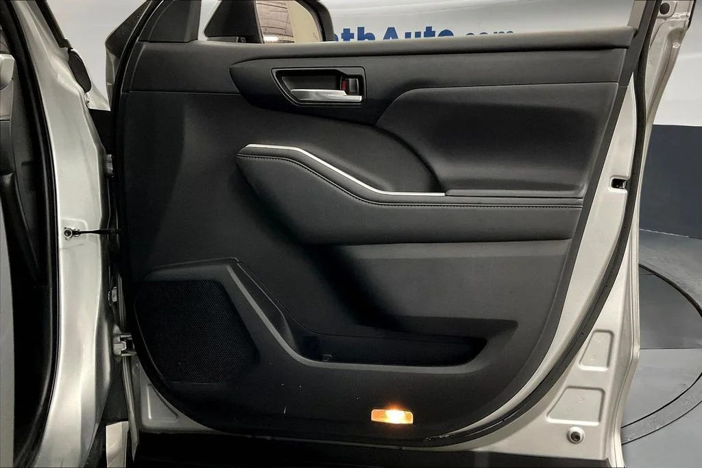 Used 2022 Silver Toyota XLE image 28