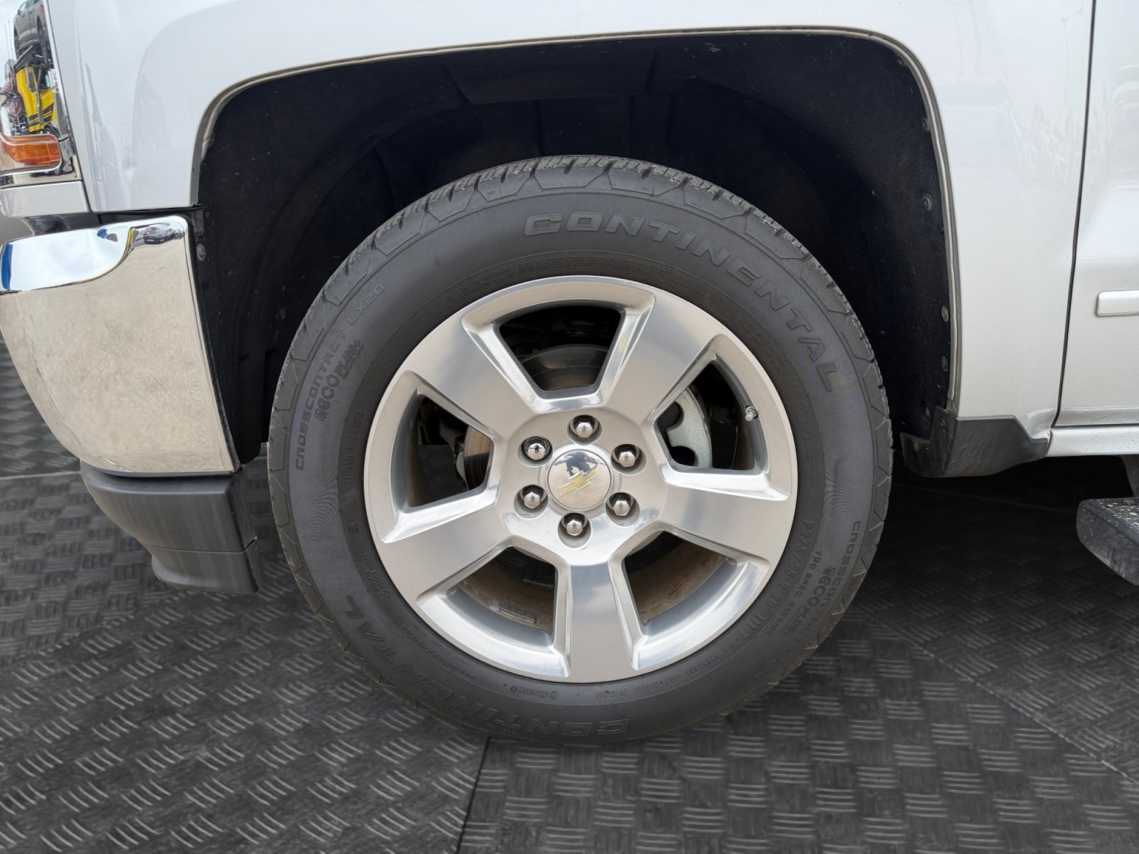 Used 2018 Silver Ice Metallic Chevrolet LT image 9