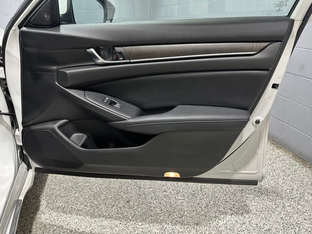Used 2018 Platinum White Pearl Honda Touring image 16