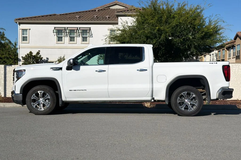 Used 2025 Summit White GMC SLT image 8