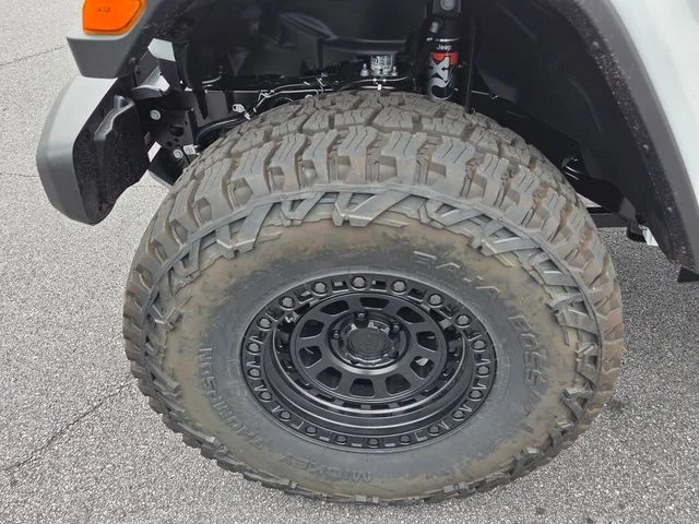 New 2026 Bright White Clear-Coat Exterior Paint Jeep Mojave image 11
