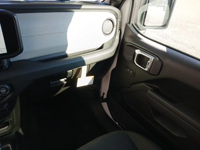 New 2026 Bright White Clear-Coat Exterior Paint Jeep Sport S image 27