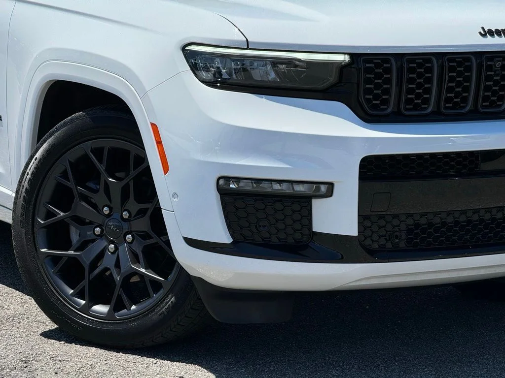 Used 2025 White Jeep Summit image 13
