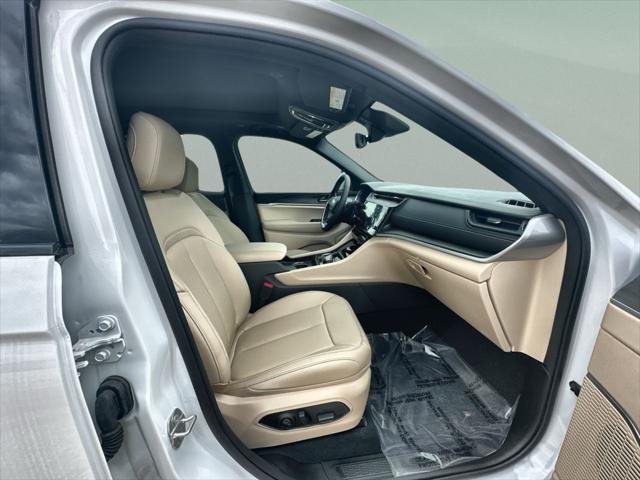 New 2026 Bright White Clear-Coat Exterior Paint Jeep Limited image 25