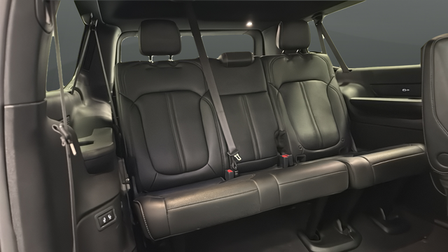 Used 2023 Diamond Black Crystal Pearlcoat Jeep Series III image 25