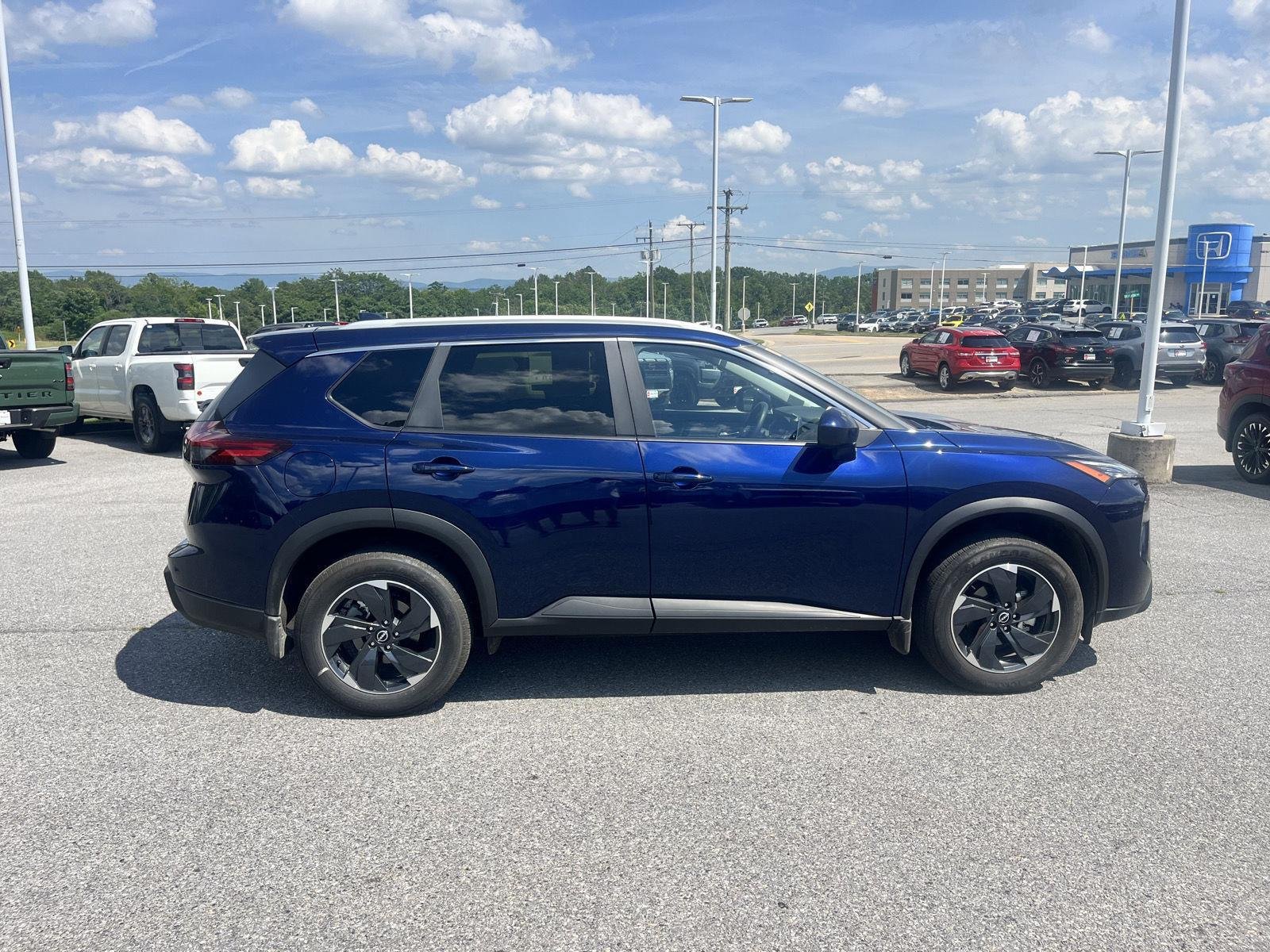 Used 2025 Deep Ocean Blue Pearl Nissan SV image 8