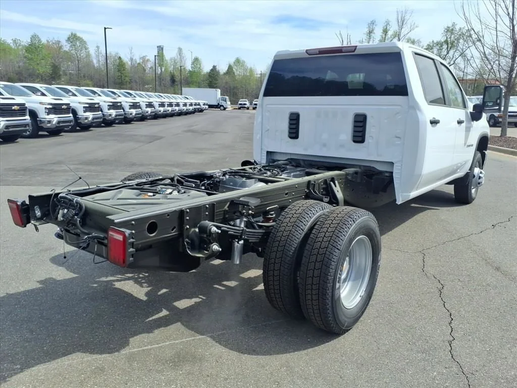New 2026 Summit White Chevrolet Work Truck image 27