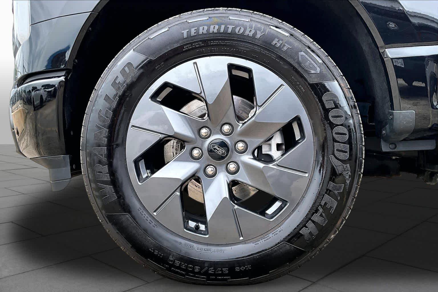 Used 2025 Agate Black Metallic Ford Flash image 13