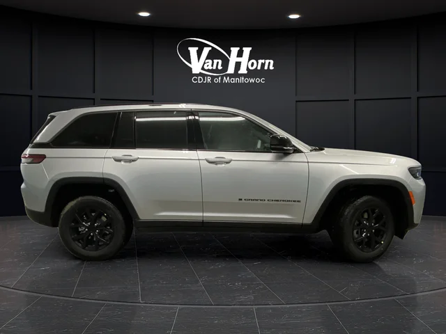 New 2026 Silver Zynith Exterior Paint Jeep Altitude image 2