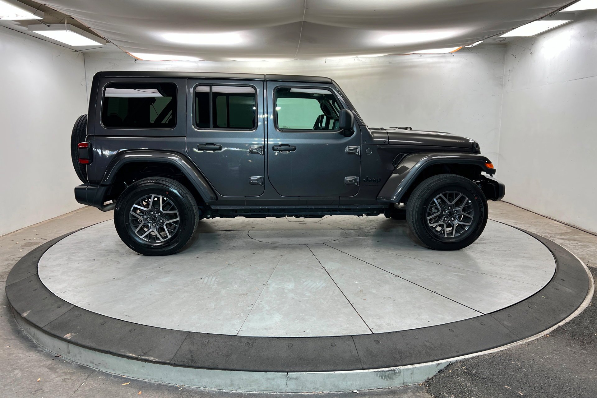 Used 2025 Granite Crystal Metallic Clearcoat Jeep Sahara image 7