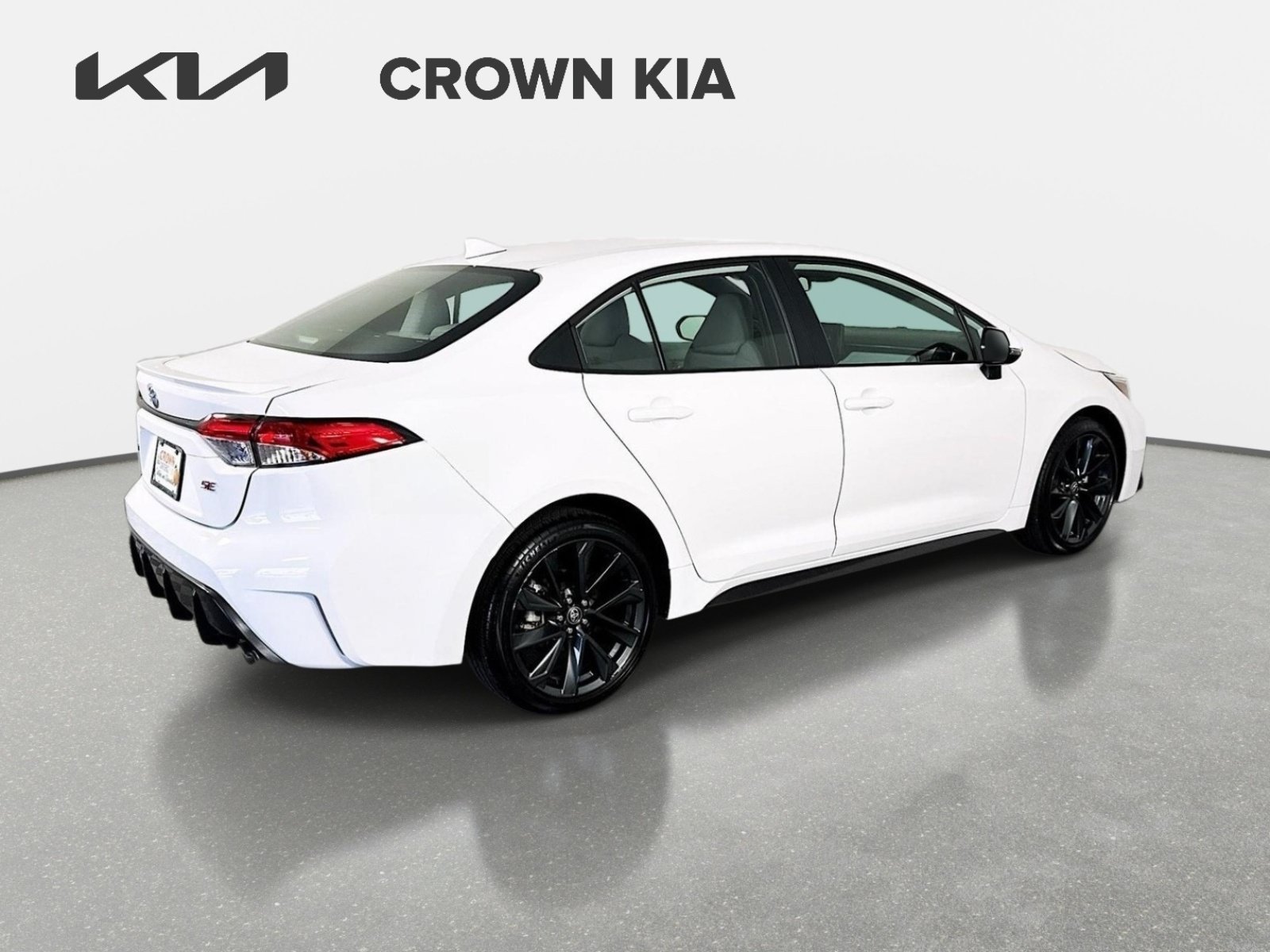 Used 2024 Ice Toyota SE image 5
