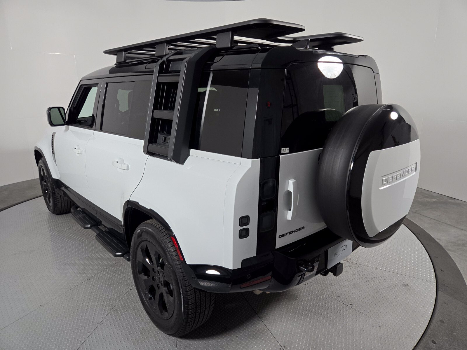 Used 2026 Fuji White Land Rover X-Dynamic SE image 7