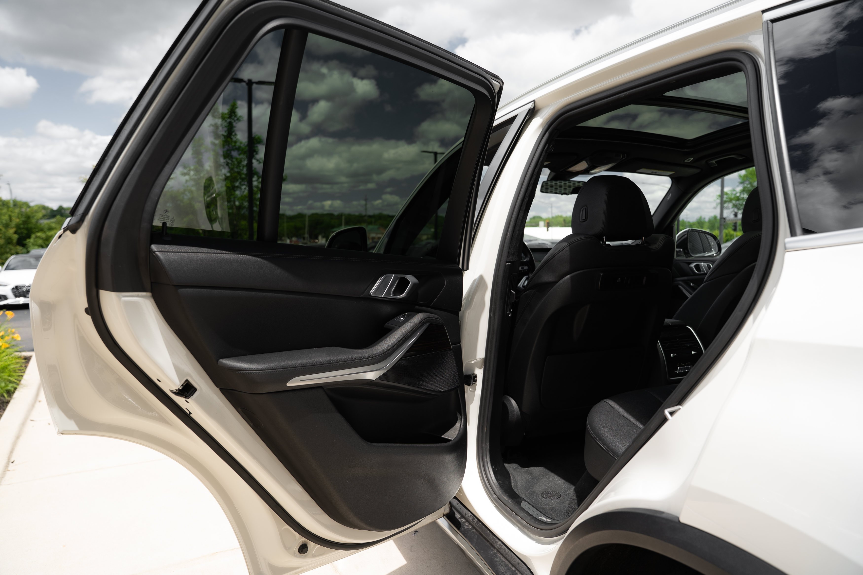 Used 2021 Alpine White BMW xDrive40i image 27