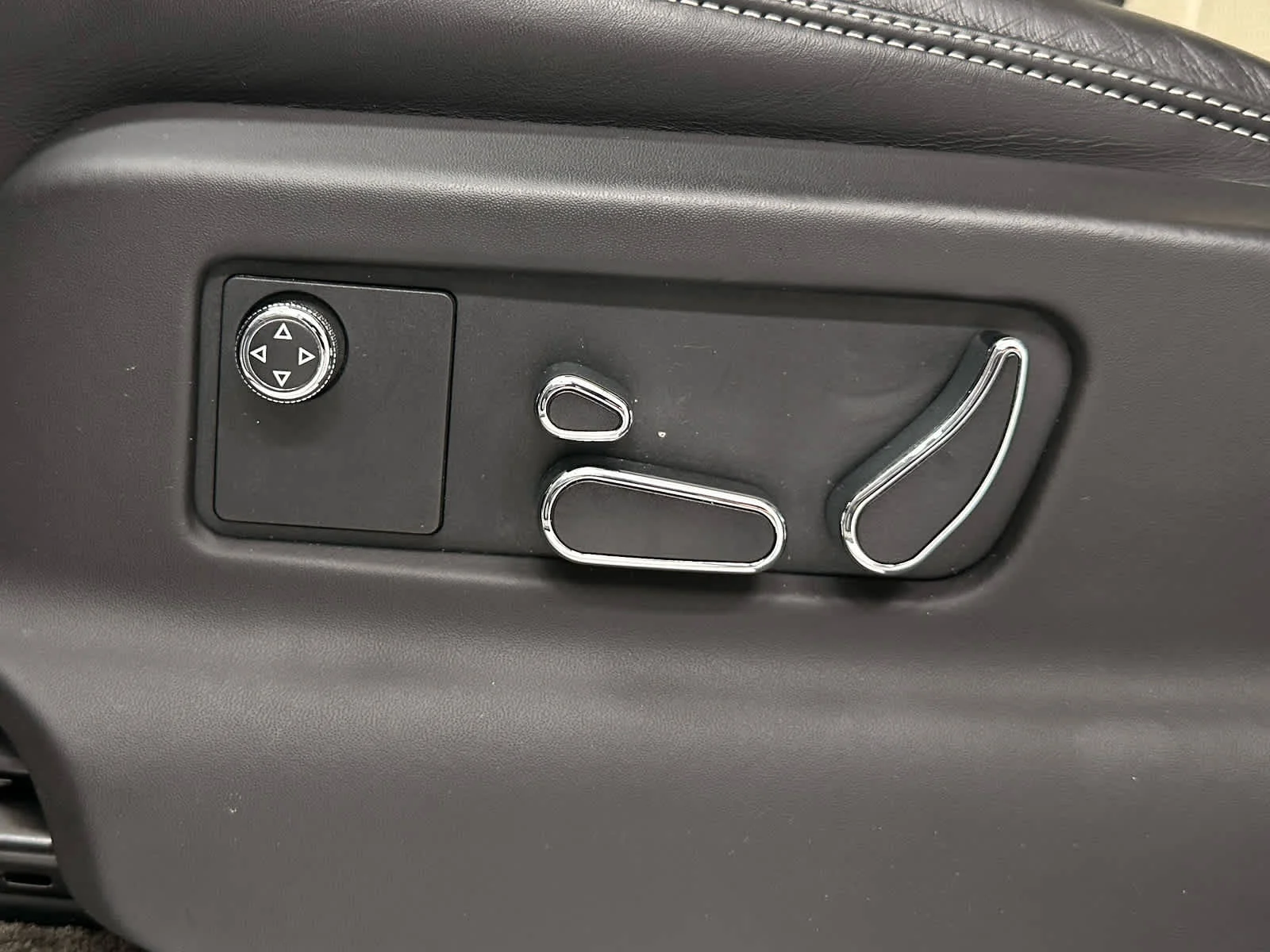 Used 2023 Glacier White Bentley V8 image 12