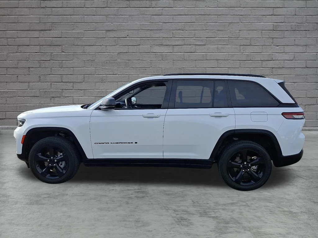 Used 2023 White Jeep Altitude 4x4 image 7