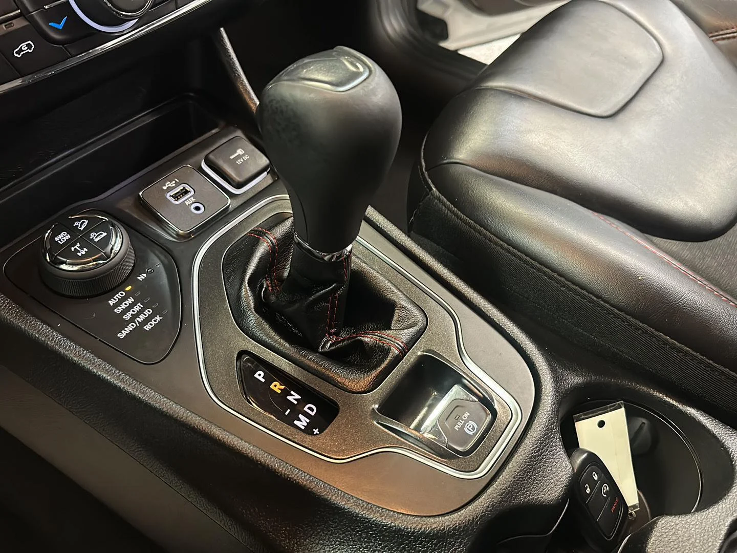 Used 2019 Bright White Clearcoat Jeep Trailhawk image 26