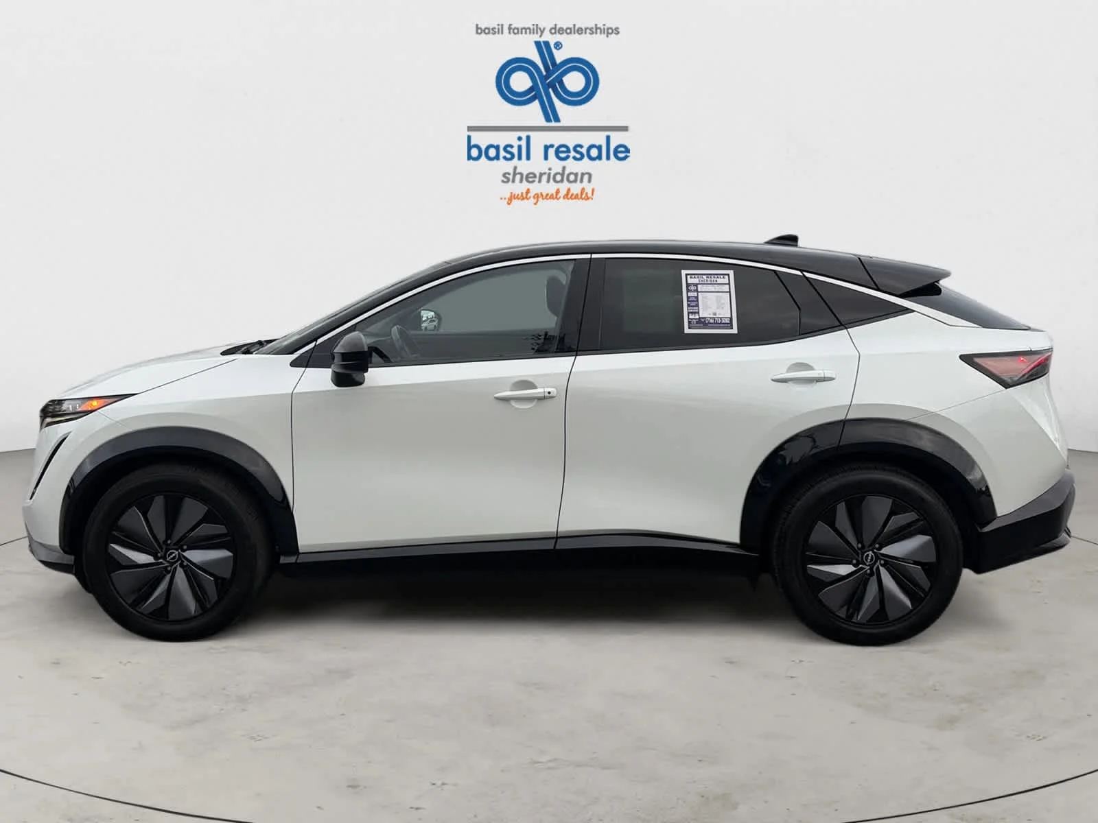 Used 2023 Everest White Pearl Tricoat/Black Diamond Pearl Nissan VENTURE+ image 3