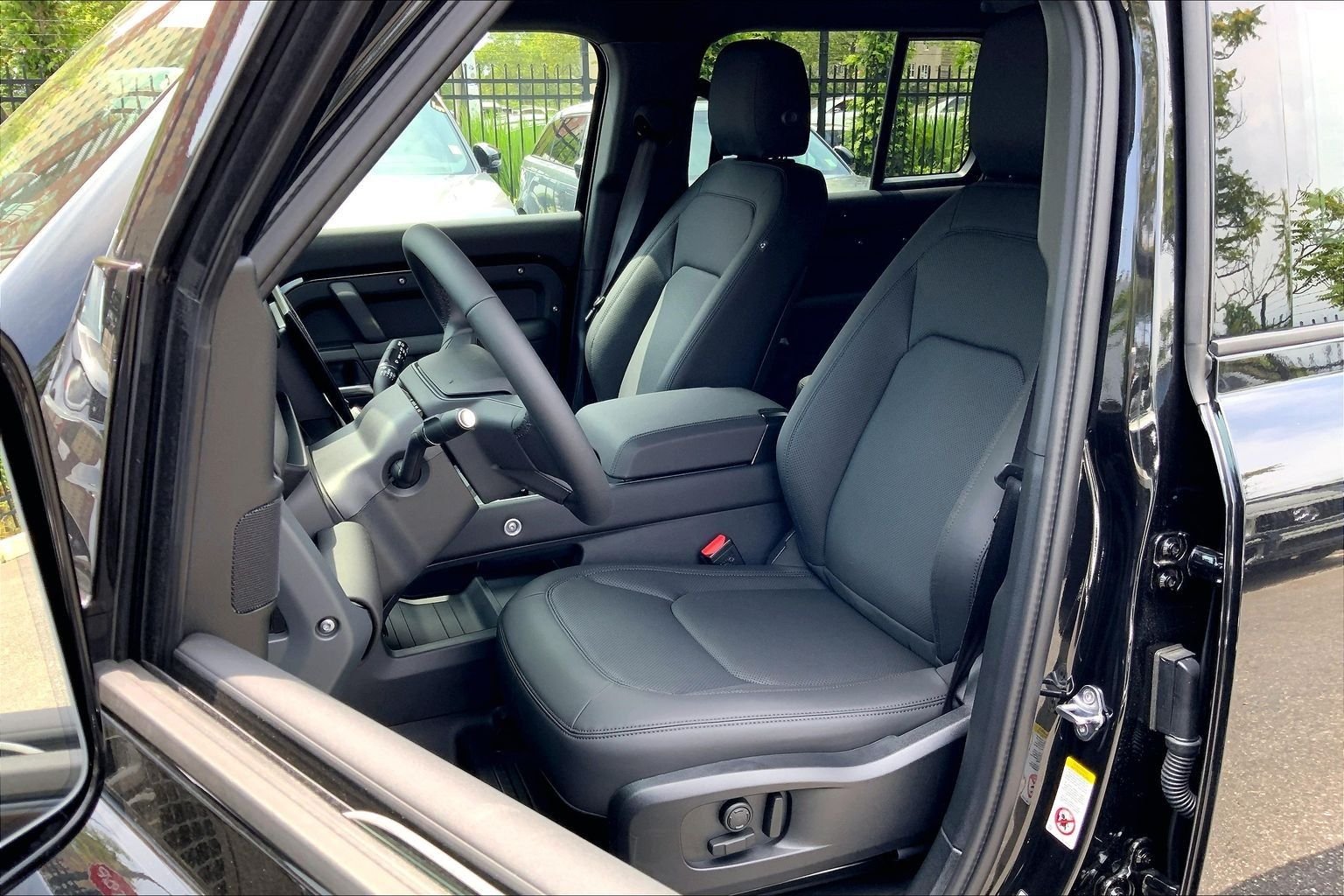 New 2026 Santorini Black Land Rover X-Dynamic SE image 9