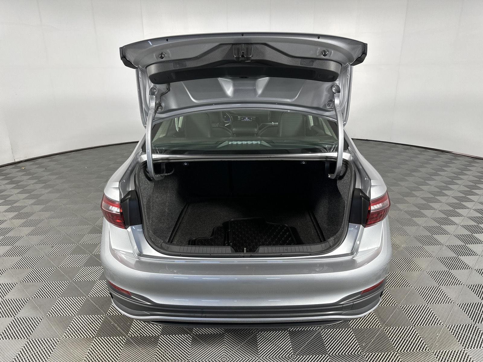 Used 2024 Platinum Gray Metallic Volkswagen SE image 26