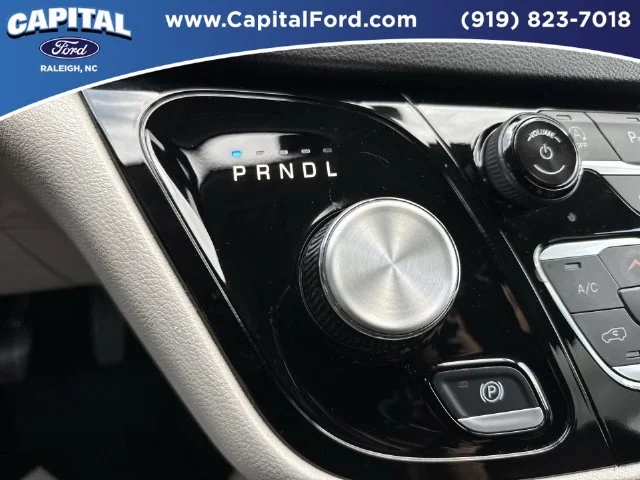 Used 2025 White Chrysler Select image 29