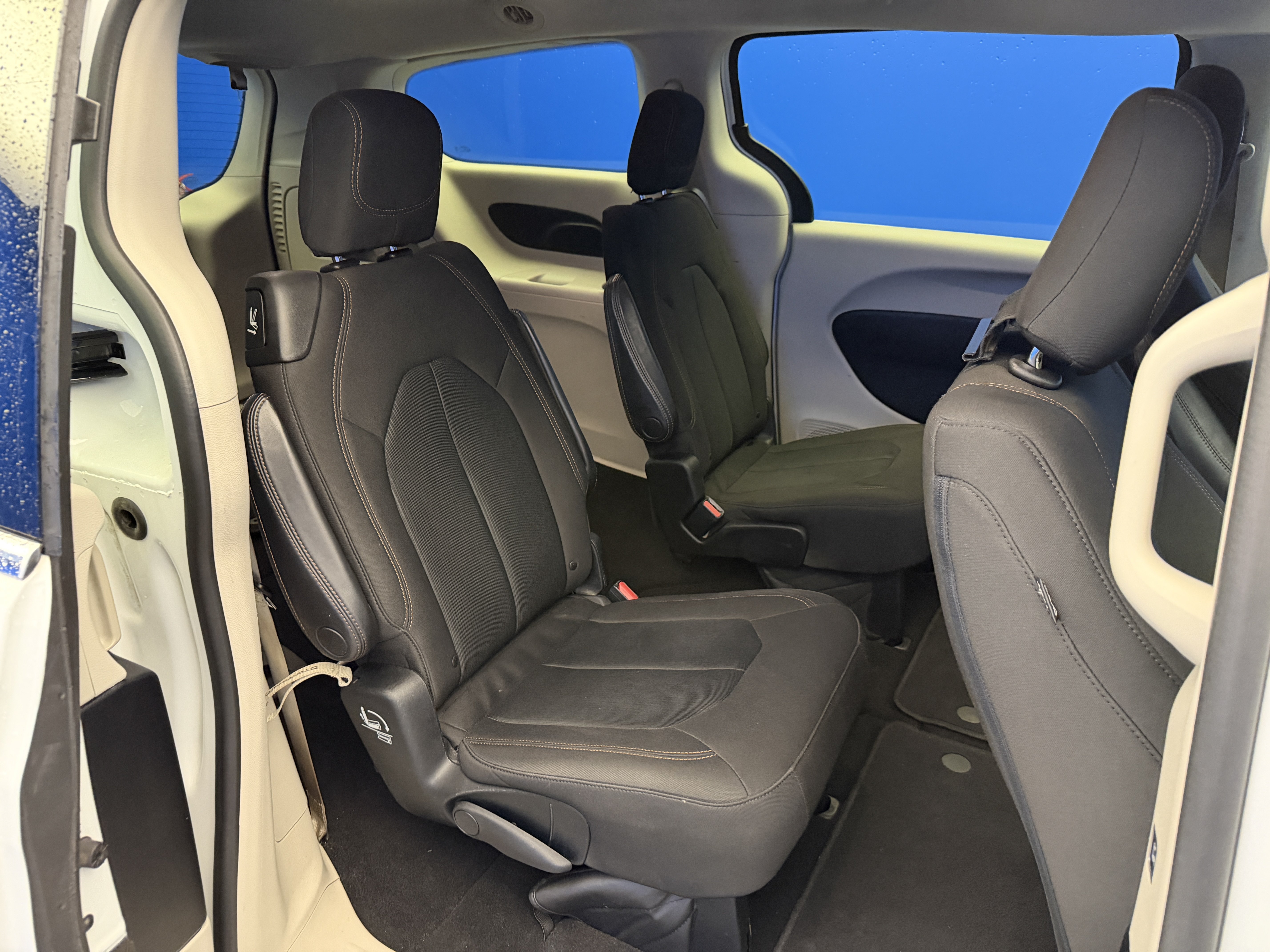 Used 2017 Bright White Clearcoat Chrysler Touring image 27