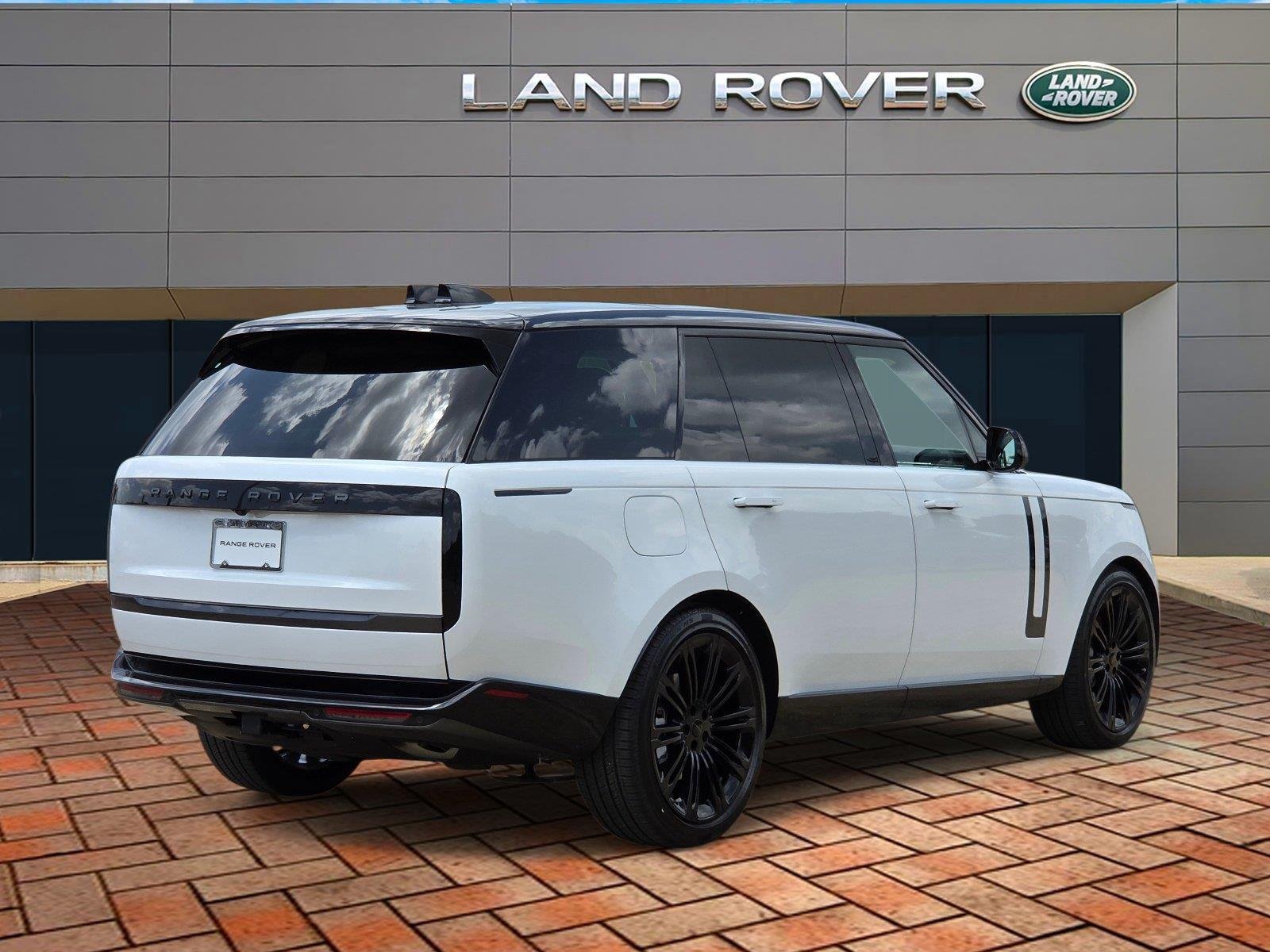 New 2026 Ostuni Pearl White LAND ROVER SE 7 Seats image 6