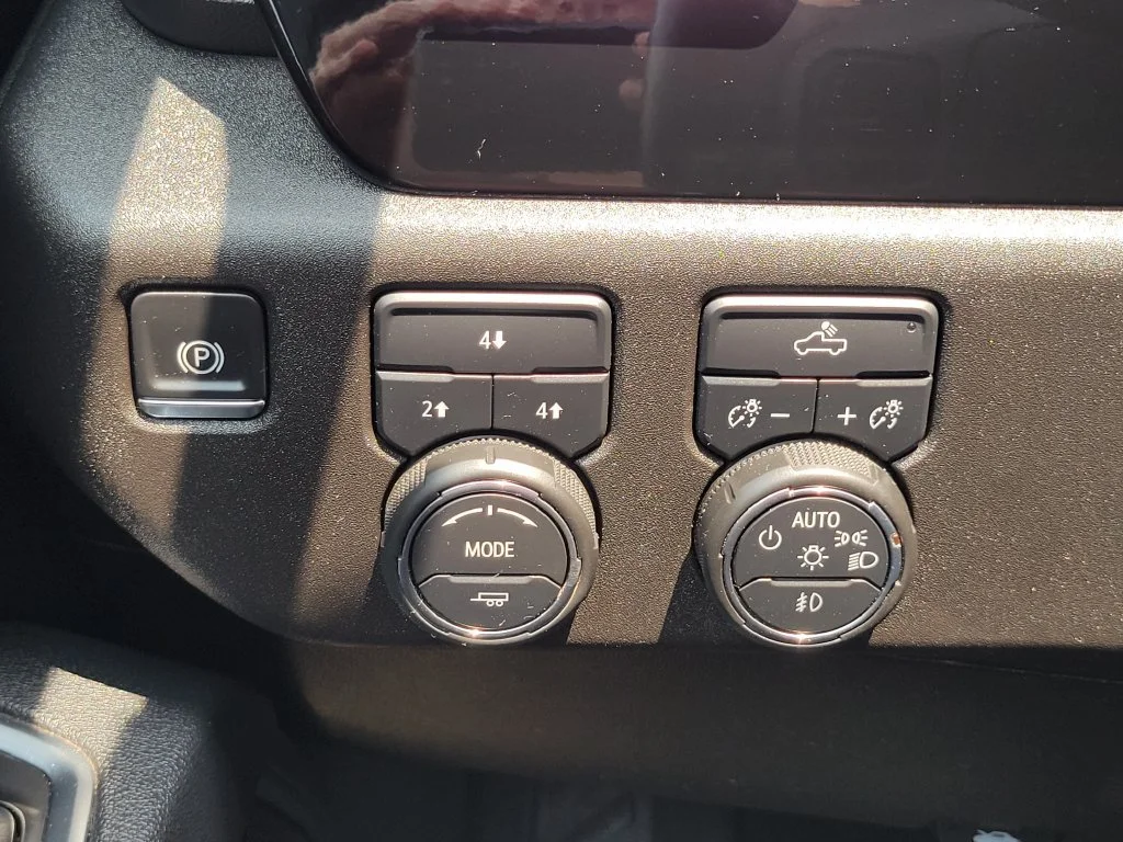 Used 2025 Summit White Chevrolet LT image 27