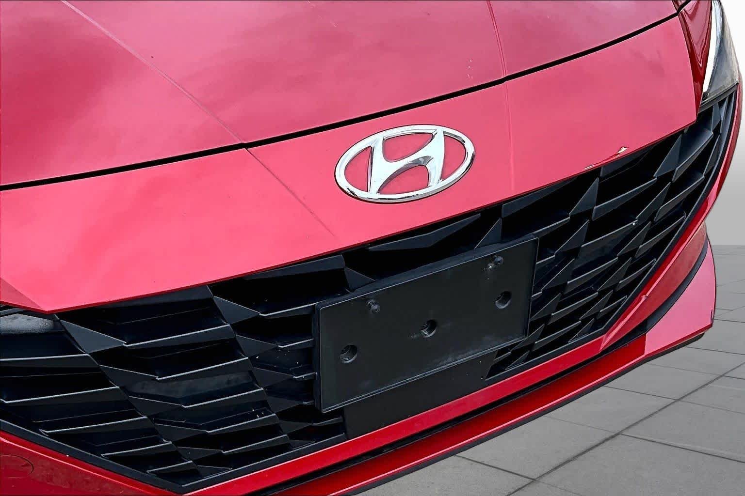 Used 2022 Scarlet Red Pearl Hyundai SEL image 29