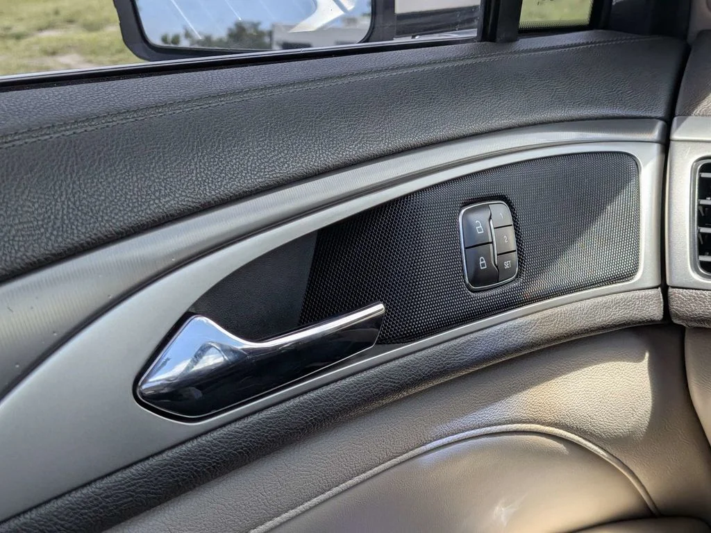 Used 2017 White Lincoln Premiere image 20