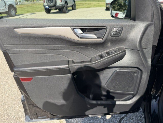Used 2022 Black Metallic Ford SEL image 9
