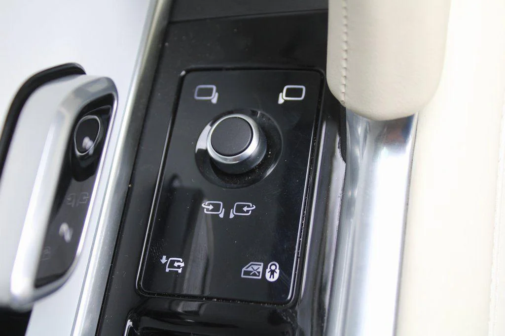 New 2024 Ostuni Pearl White Land Rover SV image 21