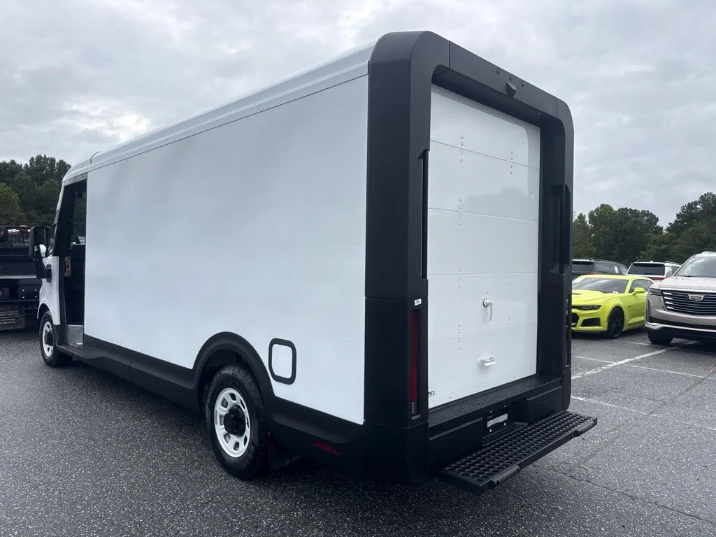 Used 2025 White Chevrolet 600 image 4