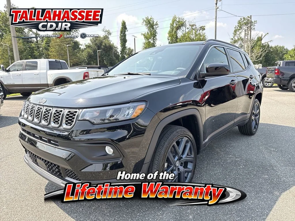 New 2026 Diamond Black Crystal Pearl-Coat Exterior Paint Jeep Latitude image 7