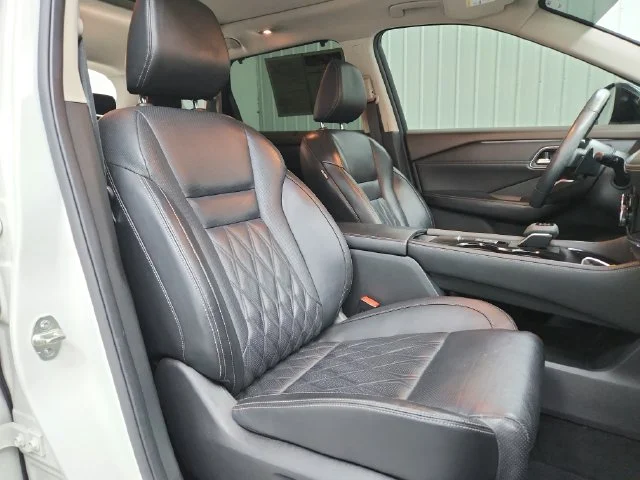 Used 2021 White Nissan Platinum image 37