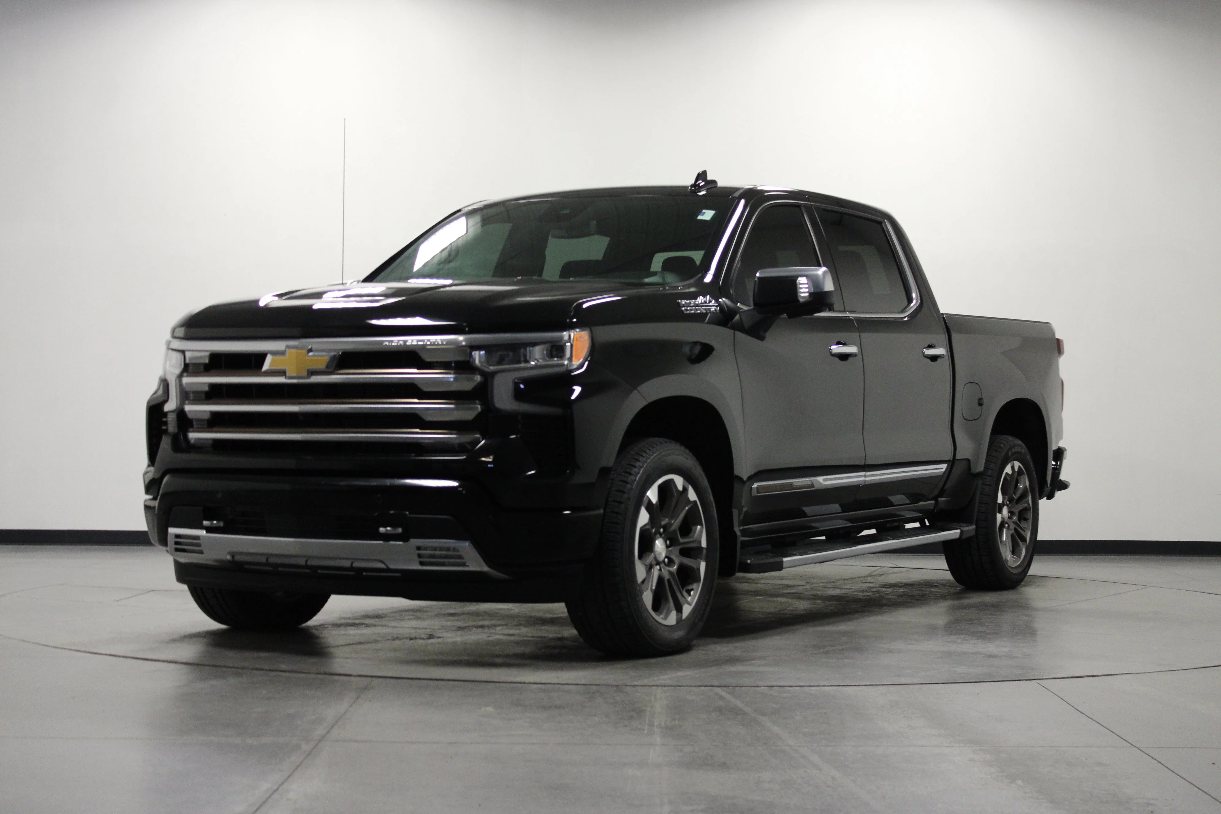Used 2022 Black Chevrolet High Country image 8