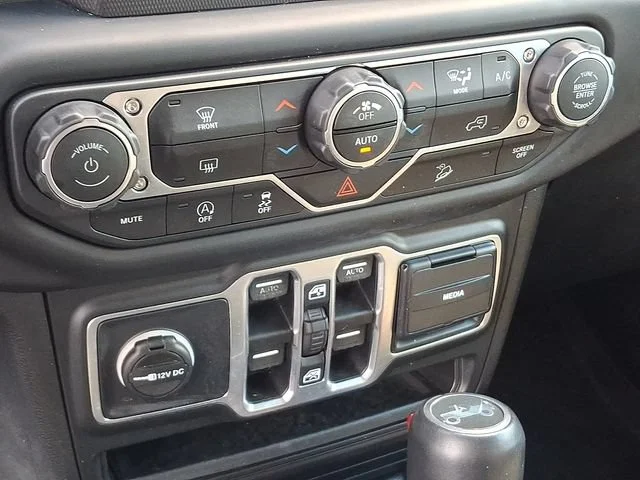 Used 2018 Gray Jeep Sahara 4x4 image 16