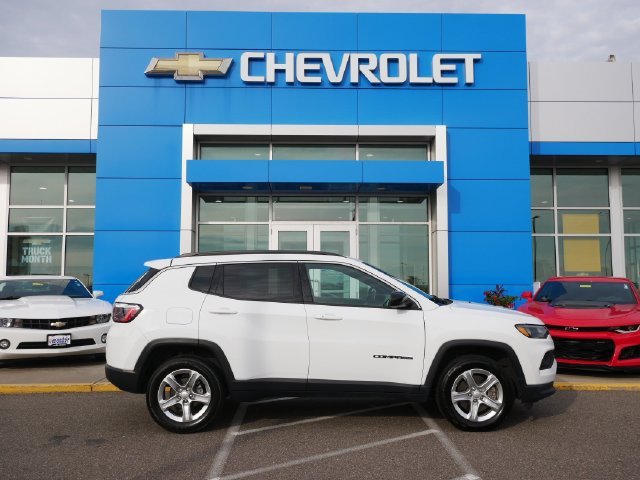 Used 2024 White Jeep Latitude image 25