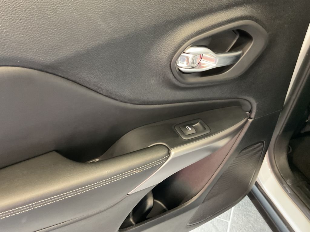 Used 2022 White Jeep Latitude Lux image 28